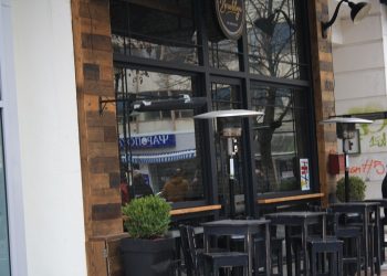 Κορωνοϊός: Χειροπέδες και πρόστιμο 5.000 ευρώ σε ιδιοκτήτη καφετέριας