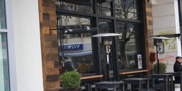 Κορωνοϊός: Χειροπέδες και πρόστιμο 5.000 ευρώ σε ιδιοκτήτη καφετέριας