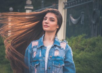 Ποια βιταμίνη θα σου χαρίσει λαμπερά μαλλιά με γρήγορη ανάπτυξη;