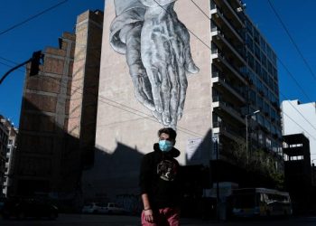 Bloomberg: Οι «ταπεινοί» Έλληνες δείχνουν στον κόσμο πώς να κουμαντάρει το «τέρας» της πανδημίας
