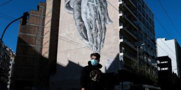 Bloomberg: Οι «ταπεινοί» Έλληνες δείχνουν στον κόσμο πώς να κουμαντάρει το «τέρας» της πανδημίας