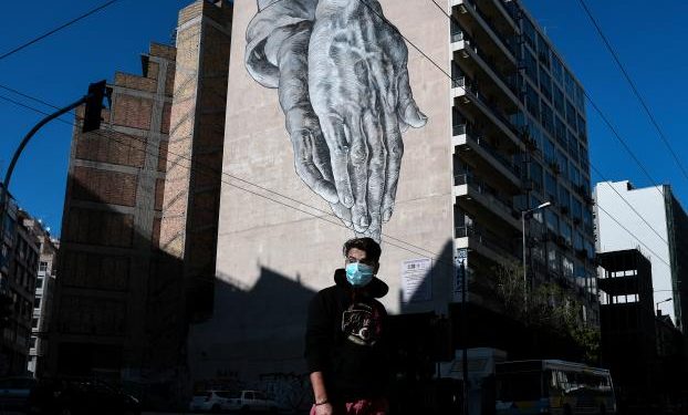 Bloomberg: Οι «ταπεινοί» Έλληνες δείχνουν στον κόσμο πώς να κουμαντάρει το «τέρας» της πανδημίας