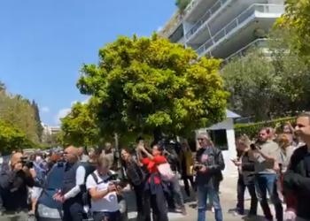 «Τυχαία» συναυλία έξω από το Μαξίμου για Μητσοτάκη-Μπακογιάννη και 50 άτομα εν μέσω πανδημίας