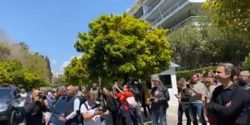 Alldaynews.gr «Τυχαία» συναυλία έξω από το Μαξίμου για Μητσοτάκη-Μπακογιάννη και 50 άτομα εν μέσω πανδημίας