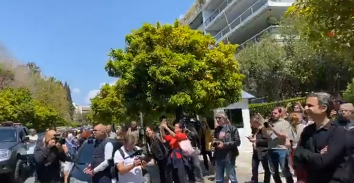 Alldaynews.gr «Τυχαία» συναυλία έξω από το Μαξίμου για Μητσοτάκη-Μπακογιάννη και 50 άτομα εν μέσω πανδημίας