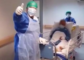 Συγκινεί 52χρονος που βγήκε από τη ΜΕΘ – «Μου έπιασε το χέρι γιατρός και μου είπε θα σε κάνω καλά» (video)