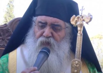 Κορονοϊός: Τέλεσε Λειτουργία ο Μητροπολίτης Μόρφου – «Ντου» της Αστυνομίας στο ναό (vid)