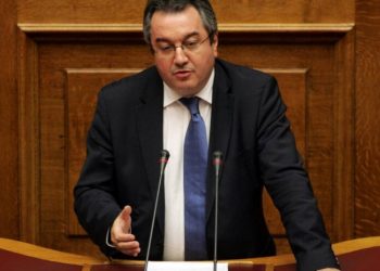 Ηλίας Μόσιαλος: Ο άνθρωπος που κατέστρεψε το ΕΣΥ δίνει συμβουλές από τα κανάλια για τον κορονοϊό
