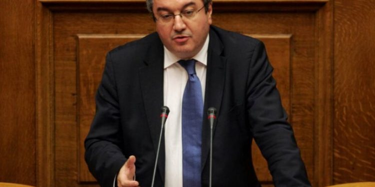 Alldaynews.gr Ηλίας Μόσιαλος: Ο άνθρωπος που κατέστρεψε το ΕΣΥ δίνει συμβουλές από τα κανάλια για τον κορονοϊό