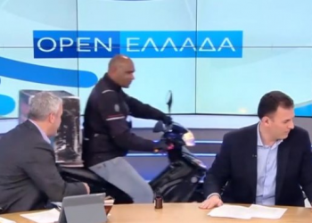 Ντελιβεράς μπήκε με το μηχανάκι του στο πλατό του Open (vid)