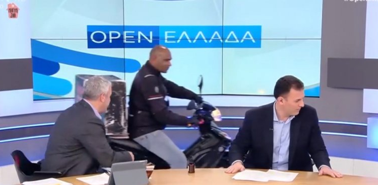 Alldaynews.gr Ντελιβεράς μπήκε με το μηχανάκι του στο πλατό του Open (vid)