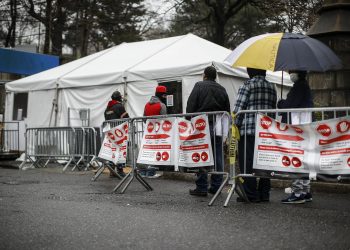 Εφιάλτης: Στη Νέα Υόρκη θα θάβουν τους νεκρούς από κορωνοϊό ανά δέκα σε μεγάλα πάρκα γιατί δεν χωράνε τα νεκροταφεία