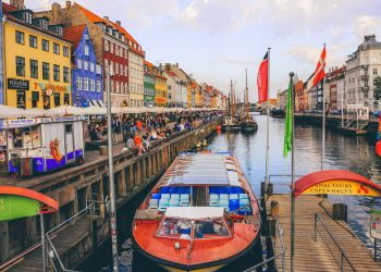 Η Δανία ανοίγει σχολεία και παιδικούς σταθμούς – Στα 2 μέτρα τα θρανία!