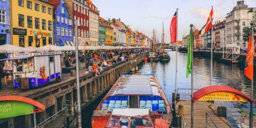 Alldaynews.gr Η Δανία ανοίγει σχολεία και παιδικούς σταθμούς – Στα 2 μέτρα τα θρανία!