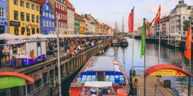 Alldaynews.gr Η Δανία ανοίγει σχολεία και παιδικούς σταθμούς – Στα 2 μέτρα τα θρανία!