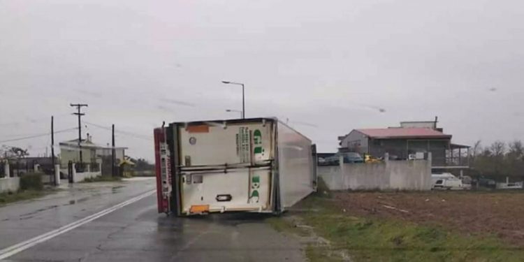 Alldaynews.gr Καιρός: Ανατράπηκαν νταλίκες από τον δυνατό αέρα στην Ξάνθη!