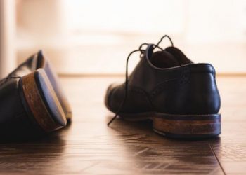 Κορωνοϊός: Πόσο εύκολα μεταδίδεται από τα παπούτσια