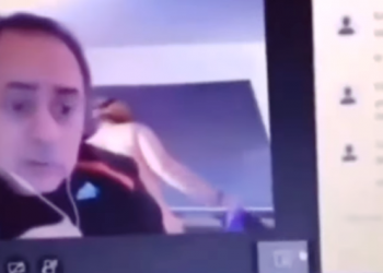 Κορωνοϊός: Καθηγητής κάνει εξ αποστάσεως μάθημα και η γυναίκα του «κόβει» βόλτες με τα εσώρουχα (Video)