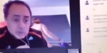 Alldaynews.gr Κορωνοϊός: Καθηγητής κάνει εξ αποστάσεως μάθημα και η γυναίκα του «κόβει» βόλτες με τα εσώρουχα (Video)