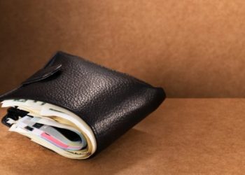 Έκανε Πάσχα Αγρινιώτης: Οδηγοί ταξί βρήκαν το πορτοφόλι του και το παρέδωσαν – Είχε 3.500 ευρώ μέσα!