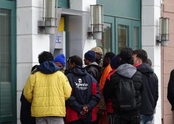 Απίστευτη παραδοχή Μηταράκη: Κόβουν πρόστιμα σε πρόσφυγες και τα παρακρατούν από το επίδομα!