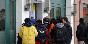 Alldaynews.gr Απίστευτη παραδοχή Μηταράκη: Κόβουν πρόστιμα σε πρόσφυγες και τα παρακρατούν από το επίδομα!