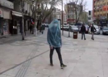 Η «λύση» στον κορωνοϊό είναι η σακούλα σκουπιδιών: «Γονατίσαμε» στο γέλιο με το ΒΙΝΤΕΟ