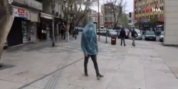 Η «λύση» στον κορωνοϊό είναι η σακούλα σκουπιδιών: «Γονατίσαμε» στο γέλιο με το ΒΙΝΤΕΟ