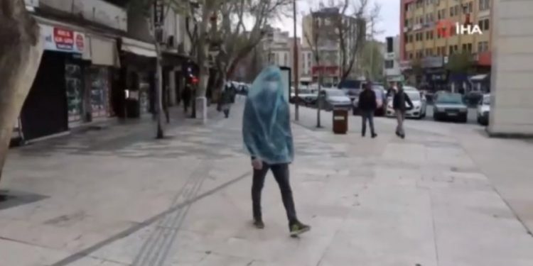 Η «λύση» στον κορωνοϊό είναι η σακούλα σκουπιδιών: «Γονατίσαμε» στο γέλιο με το ΒΙΝΤΕΟ