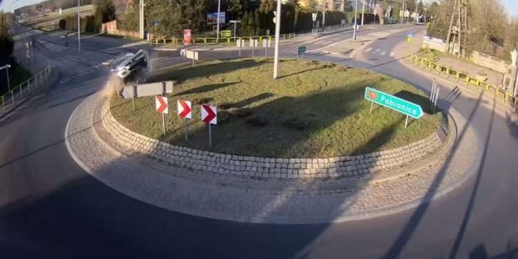 Alldaynews.gr Τρομακτικό ατύχημα με «ιπτάμενο» Suzuki Swift (pics, vid)