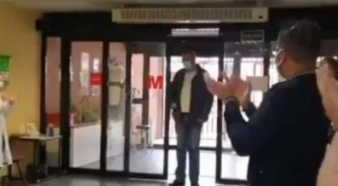 Alldaynews.gr Κορωνοϊός: Το «ευχαριστώ» των γιατρών σε ταξιτζή που μετέφερε δωρεάν ασθενείς στο νοσοκομείο