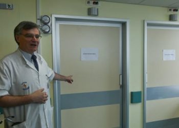 Τσιόδρας – Η μαρτυρία Αρκά γιατρού: “Ένας τυπάκος με στρογγυλά γυαλιά που κυλούσε το καροτσάκι με μια ηλικιωμένη γυναίκα”