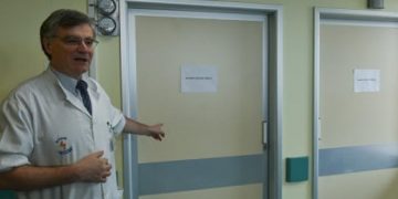 Τσιόδρας – Η μαρτυρία Αρκά γιατρού: “Ένας τυπάκος με στρογγυλά γυαλιά που κυλούσε το καροτσάκι με μια ηλικιωμένη γυναίκα”