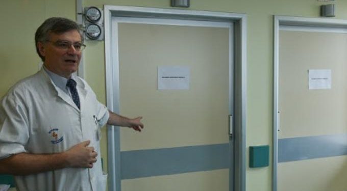 Τσιόδρας – Η μαρτυρία Αρκά γιατρού: “Ένας τυπάκος με στρογγυλά γυαλιά που κυλούσε το καροτσάκι με μια ηλικιωμένη γυναίκα”