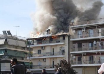 Τρίκαλα: Μεγάλη φωτιά σε διαμέρισμα στο κέντρο της πόλης (pics, video)