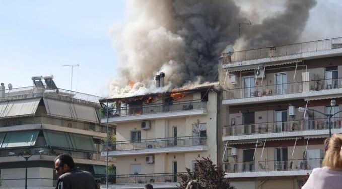 Τρίκαλα: Μεγάλη φωτιά σε διαμέρισμα στο κέντρο της πόλης (pics, video)