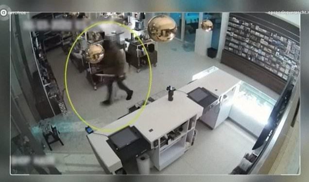 Alldaynews.gr Σπάει την προθήκη μουσείου και κλέβει πίνακα του Βαν Γκογκ αξίας 3 εκατομμυρίων ευρώ (Video)