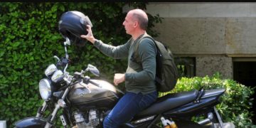 Alldaynews.gr Δήμαρχος Αίγινας: Ο Βαρουφάκης είπε στον λιμενικό «δεν ξέρεις ποιος είμαι εγώ;»