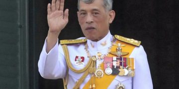 Alldaynews.gr Κορωνοϊός: Ο βασιλιάς της Ταϊλάνδης κλείστηκε σε lux ξενοδοχείο στη Γερμανία μαζί με το χαρέμι του (pics)