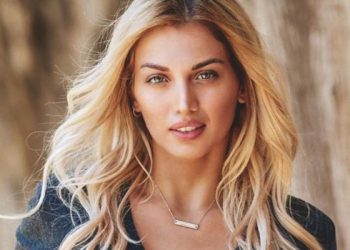 Η Κωνσταντίνα Σπυροπούλου βγήκε στον Νίκο Μουτσινά με το μπουρνούζι (video)