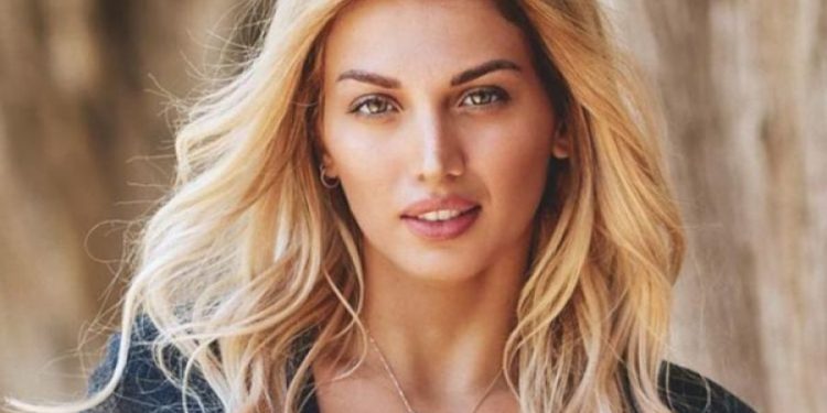 Η Κωνσταντίνα Σπυροπούλου βγήκε στον Νίκο Μουτσινά με το μπουρνούζι (video)