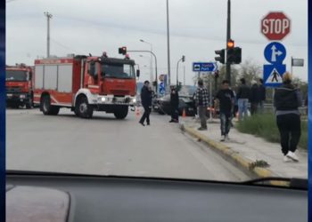 Νταλίκα διέλυσε επιβατικό σε διασταύρωση: Σοβαρά στο νοσοκομείο ο οδηγός (pics, video)