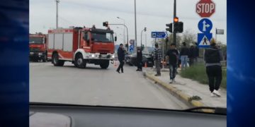 Νταλίκα διέλυσε επιβατικό σε διασταύρωση: Σοβαρά στο νοσοκομείο ο οδηγός (pics, video)