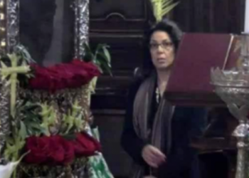 Απίστευτο: Στην παράνομη Θεία Λειτουργία η δήμαρχος Κέρκυρας που έδινε εντολές να …μείνουμε σπίτι (pics, vid)