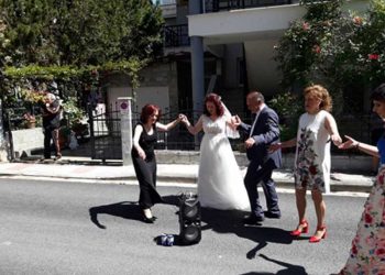 Κοζάνη: 45 χιλιόμετρα για βρουν ιερέα να τους παντρέψει – Γλέντι στην γειτονιά της νύφης (pics, vid)