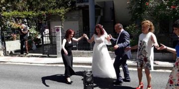 Κοζάνη: 45 χιλιόμετρα για βρουν ιερέα να τους παντρέψει – Γλέντι στην γειτονιά της νύφης (pics, vid)