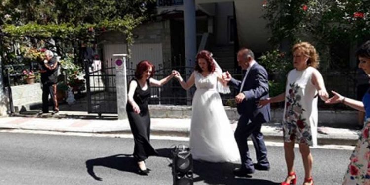 Κοζάνη: 45 χιλιόμετρα για βρουν ιερέα να τους παντρέψει – Γλέντι στην γειτονιά της νύφης (pics, vid)