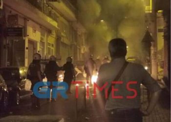 ΠΡΙΝ ΑΠΟ ΛΙΓΟ: Καταδρομική επίθεση με μολότοφ σε αστυνομικούς στην Θεσσαλονίκη (pics, video)