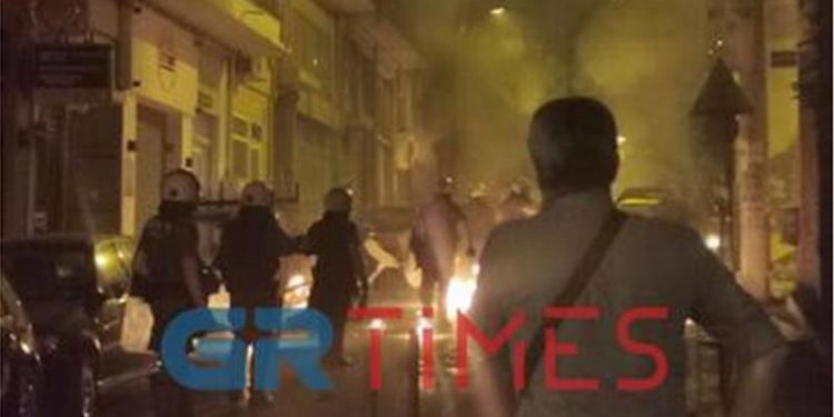 Alldaynews.gr ΠΡΙΝ ΑΠΟ ΛΙΓΟ: Καταδρομική επίθεση με μολότοφ σε αστυνομικούς στην Θεσσαλονίκη (pics, video)