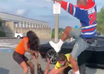 Άγριος καβγάς σε εμπορικό κέντρο την πρώτη μέρα που άνοιξε μετά το lockdown (video)